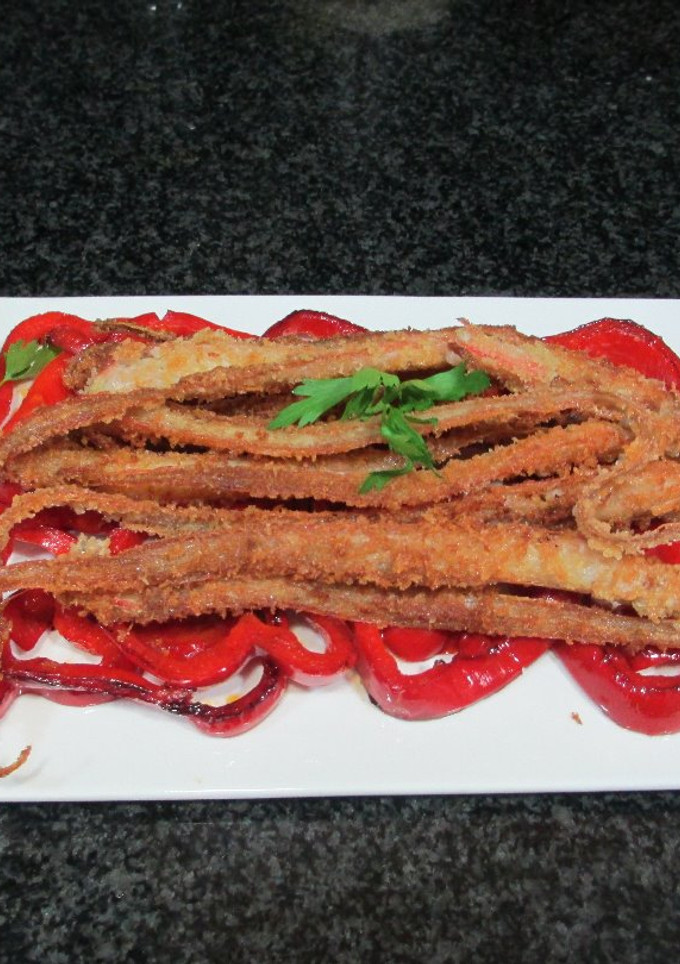 Una foto de Pescadilla rebozada sobre pimiento rojo- novatos