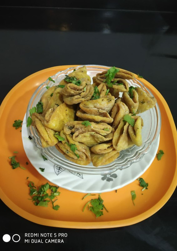 કોથમીર ની ફરસી પૂરી રેસીપી મુખ્ય ફોટો