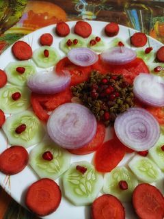 अंकूरित मूंग और वेजिटेबल सलाद (Ankurit moong aur vegetable salad recipe in Hindi) रेसिपी मुख्य फोटो