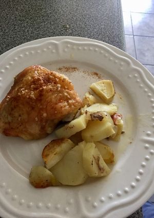 Una foto de Pollo al horno con papas