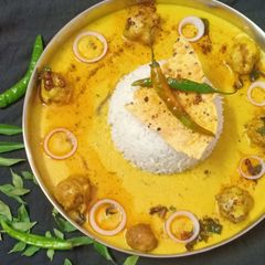 A picture of Kadhi Pakora with Rice.