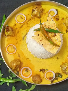 A picture of Kadhi Pakora with Rice.