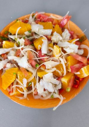 Una foto de Ensaladilla de naranja con migas de bacalao de mi suegra