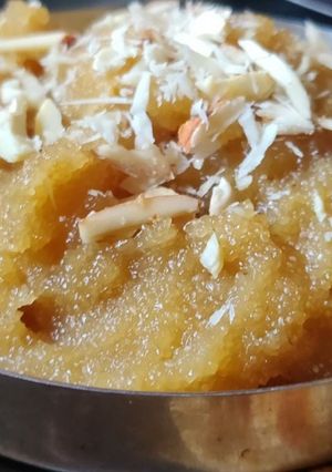 સોજી શીરો ગોળ વાળો(soji no siro recipe in gujarati રેસીપી મુખ્ય ફોટો
