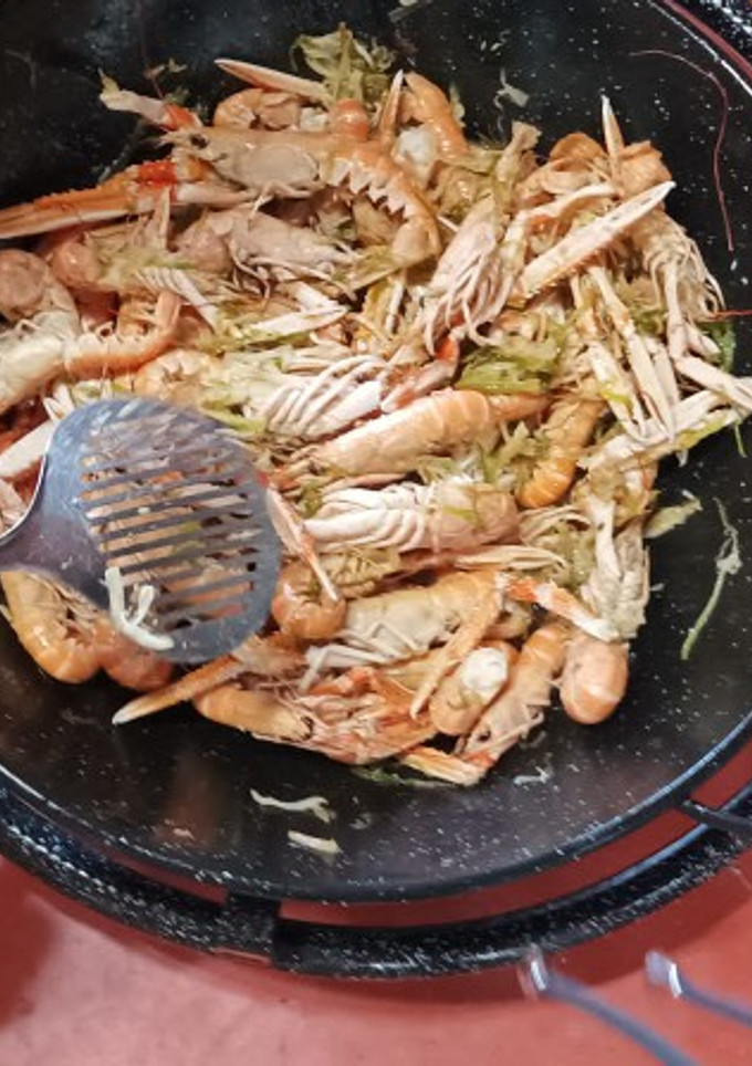 Una foto de Cigalas con ajos tiernos