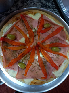 Una foto de PIZZAS🍕🍕CASERAS ¡¡¡RICAS Y FÁCIL DE HACER!!!