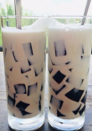 A picture of Grass Jelly with Fresh Milk, Honey, and Coconut Milk.