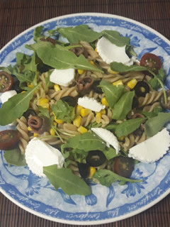 Una foto de Ensalada de pasta, rúcula y anchoas