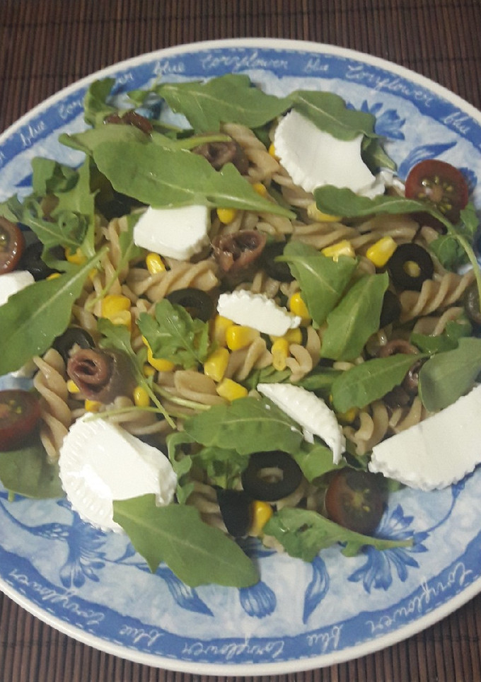 Una foto de Ensalada de pasta, rúcula y anchoas