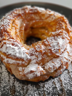 Una foto de Paris-brest de crema de nueces y toffee