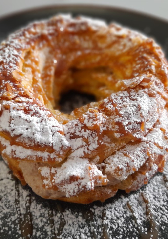 Una foto de Paris-brest de crema de nueces y toffee