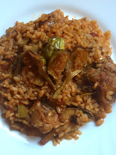 Una foto de Arroz con costillas y alcachofas