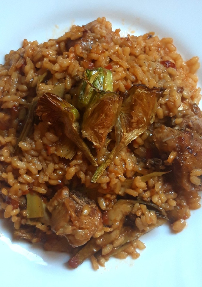 Una foto de Arroz con costillas y alcachofas