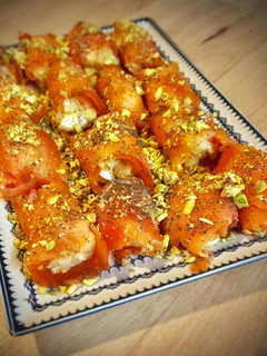 Una foto de Rollitos de salmón con ensaladilla de langostinos