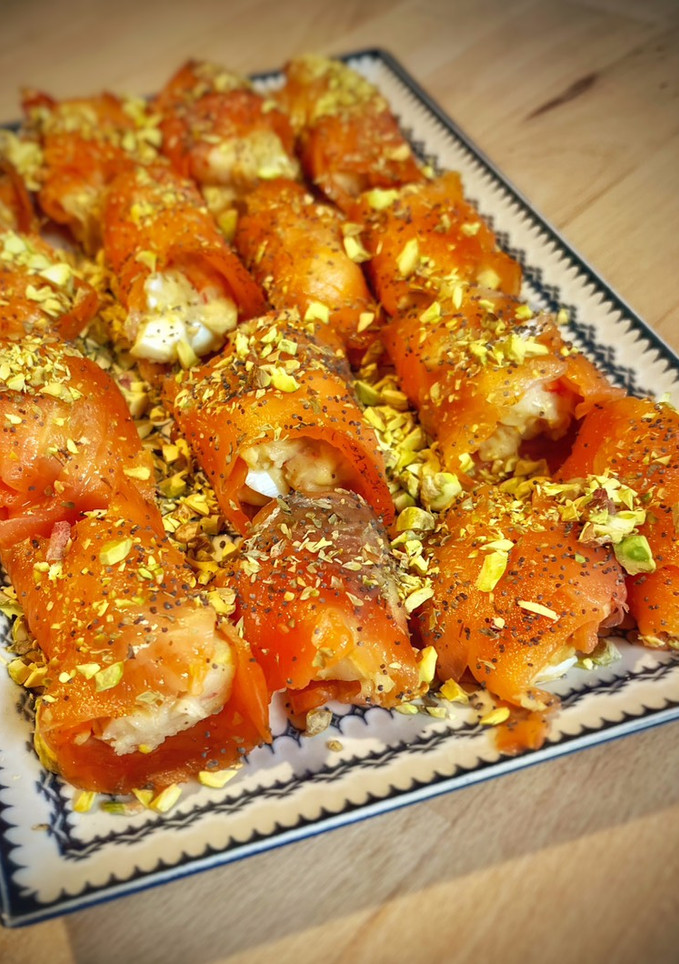 Una foto de Rollitos de salmón con ensaladilla de langostinos