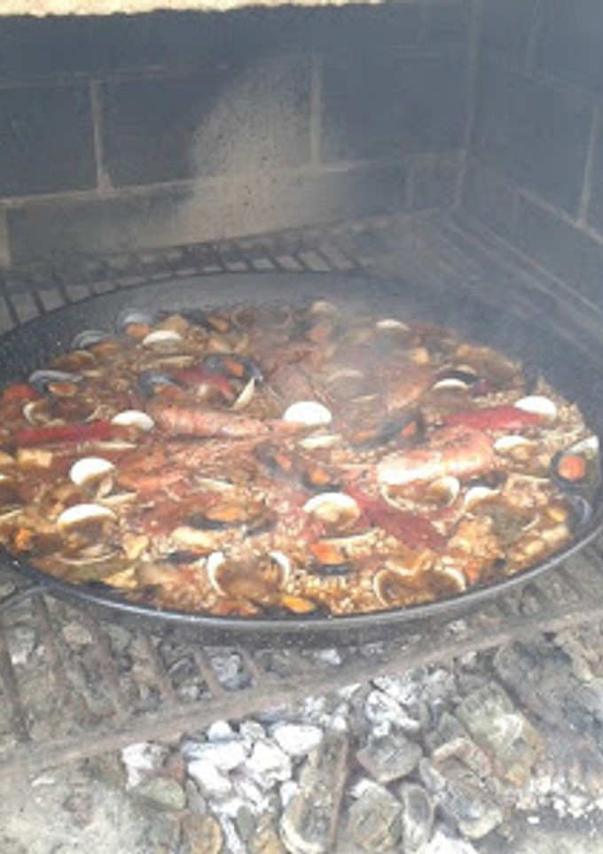 Una foto de Paella de marisco