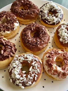 Una foto de Donuts al horno rellenos de crema pastelera