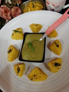 खम्मन ढोकला (Khaman Dhokla recipe in Hindi) रेसिपी मुख्य फोटो