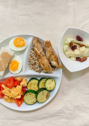高蛋白質便當（雞腿排、胡麻豆腐、煎櫛瓜、紅椒炒蛋） 的食譜成品照片