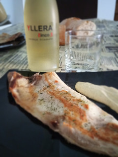 Una foto de Lubina salvaje a la plancha con mayonesa de perejil