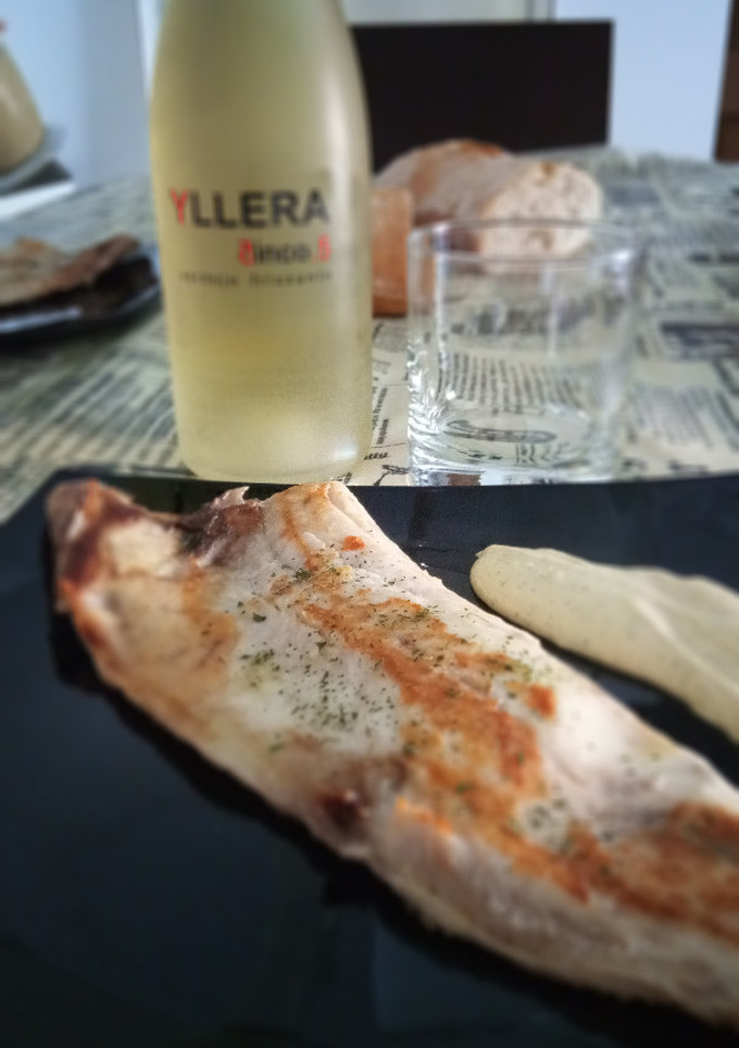Una foto de Lubina salvaje a la plancha con mayonesa de perejil