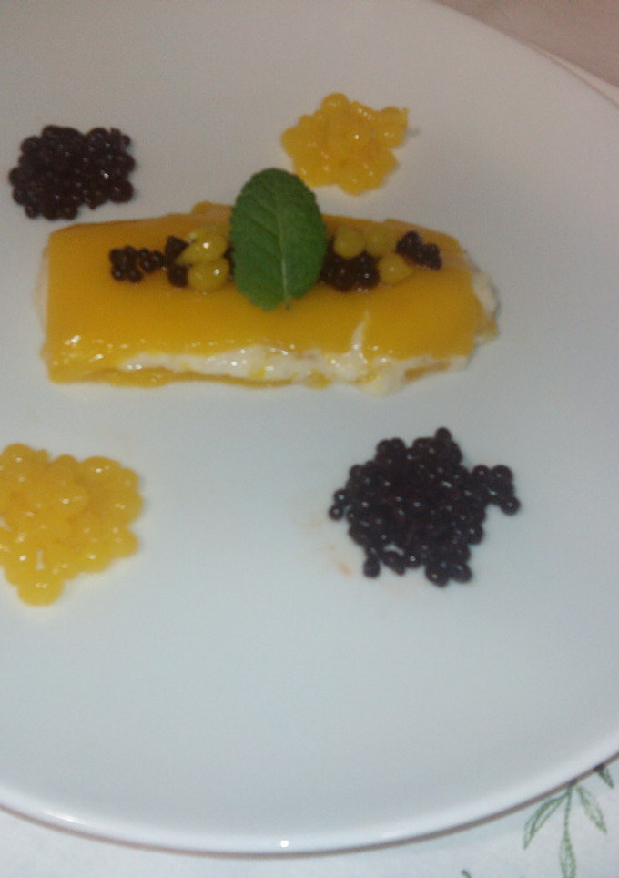 Una foto de Arroz con leche con geleé de mango, caviar de chocolate y perlas de mango
