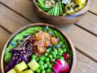 Poke bowl de saumon, ananas, avocat, choux, petits pois, radis