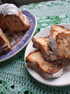 Una foto de Budín de yogurt, con limón, canela y frutos secos