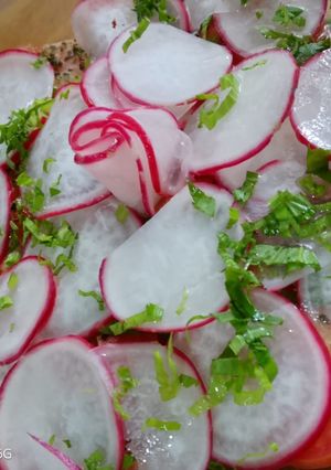 Una foto de Ensalada de rabanito y tomate