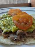 Sándwich de frijoles, aguacate y tomate🍅 en pan pita🫓🥪🥑