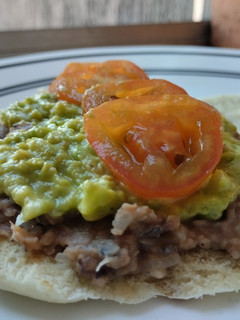 Una foto de Sándwich de frijoles, aguacate y tomate🍅 en pan pita🫓🥪🥑