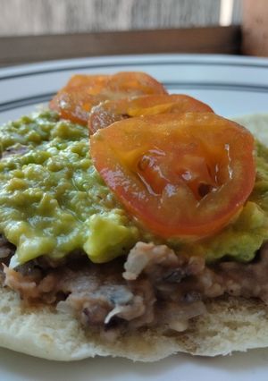 Una foto de Sándwich de frijoles, aguacate y tomate🍅 en pan pita🫓🥪🥑