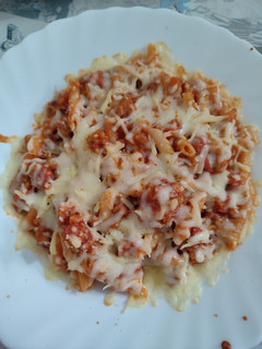 Una foto de Macarrones gratinados con carne y salchichas
