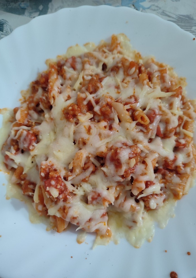 Una foto de Macarrones gratinados con carne y salchichas
