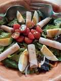 Ensalada con huevo cocido y pechuga de pavo