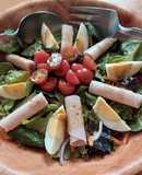 Ensalada con huevo cocido y pechuga de pavo