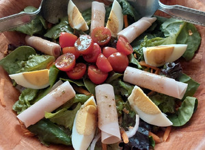 Una foto de Ensalada con huevo cocido y pechuga de pavo