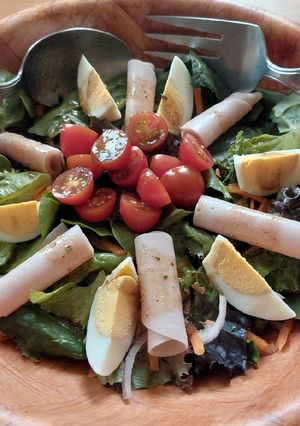 Una foto de Ensalada con huevo cocido y pechuga de pavo
