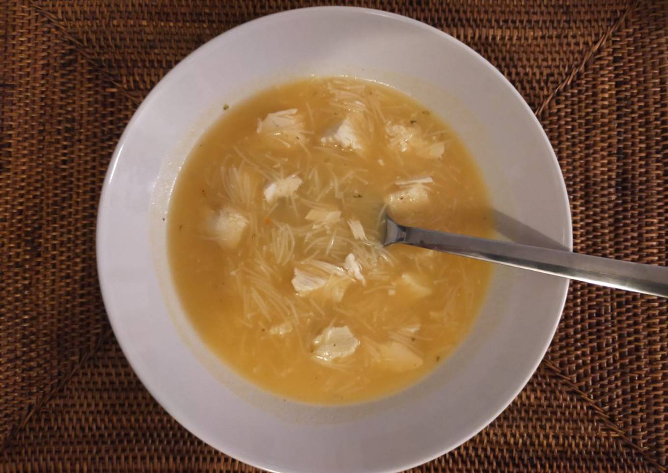 Caldo de pollo con fideos (sopa)