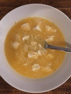 Una foto de Caldo de pollo con fideos (sopa)
