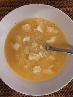 Una foto de Caldo de pollo con fideos (sopa)