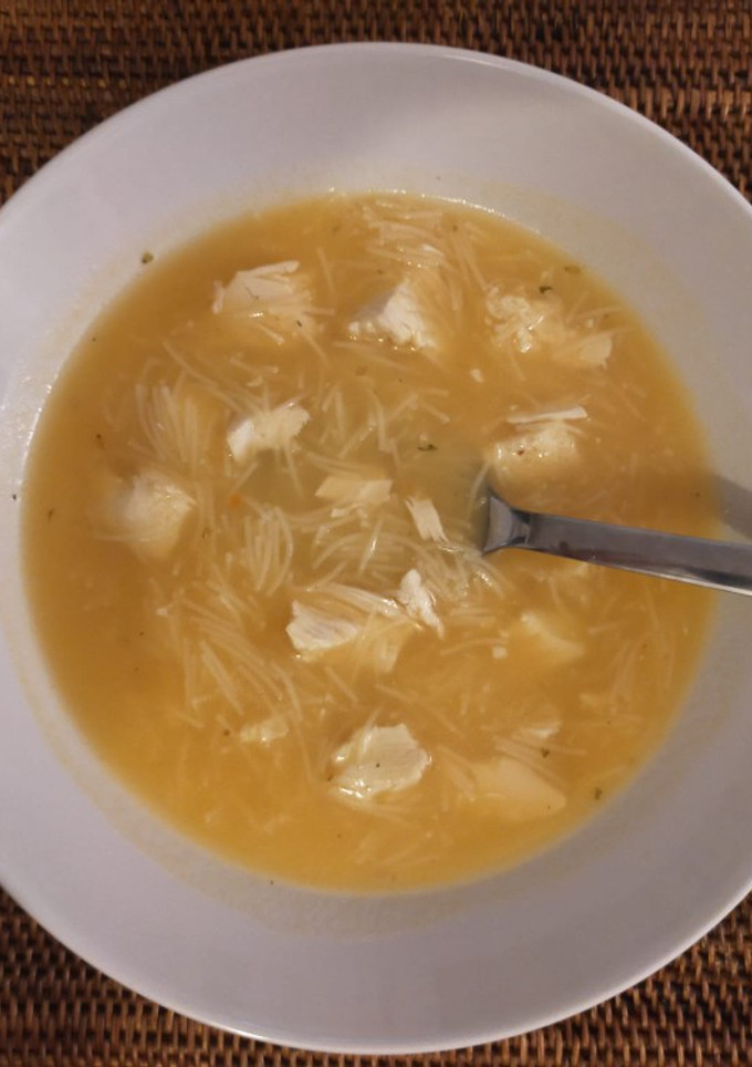 Una foto de Caldo de pollo con fideos (sopa)