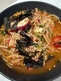 Sopa asiática de noodles com legumes