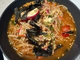 Sopa asiática de noodles com legumes