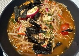 Sopa asiática de noodles com legumes