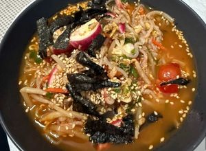 Foto de Sopa asiática de noodles com legumes