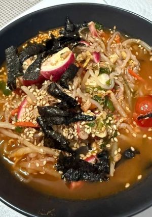 Foto de Sopa asiática de noodles com legumes