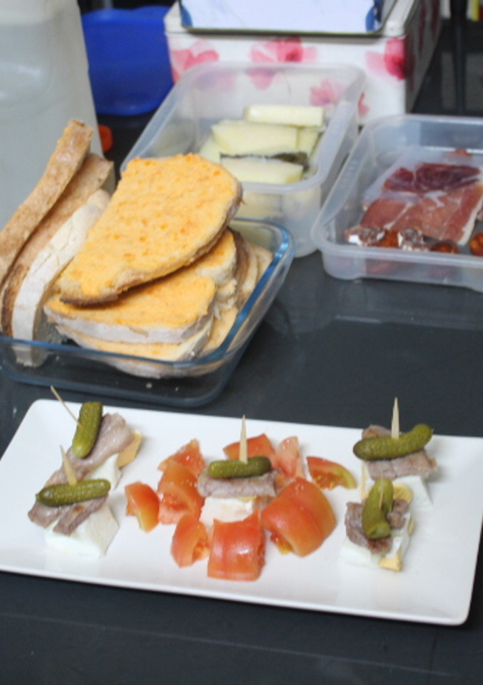 Una foto de Ensalada templada de cerdo con huevo y pepinillo