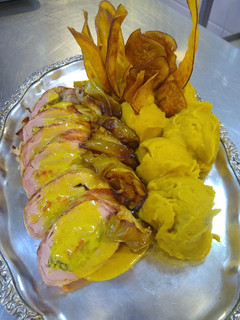 Una foto de Pamplona de cerdo con puré de batata al jengibre