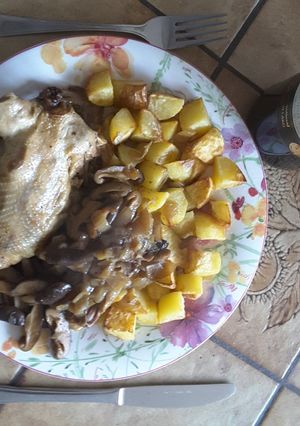 Une photo de Pigeonneau aux champignons shiitakes et p-de-t rissolées
